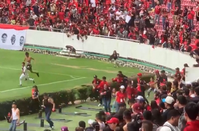 Taraftara açık idmanda binlerce taraftar kendi futbolcularına hücum etti