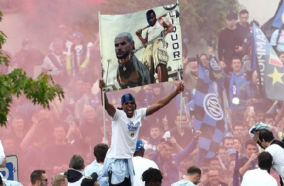 Denzel Dumfries'in Theo Hernandez pankartı başını yaktı