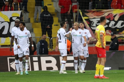 Eski Galatasaraylı, Galatasaray maçı öncesinde rakibi tekmeledi 