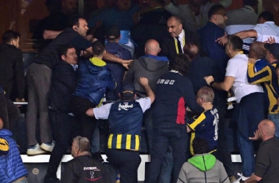 Yeniden aday olan Ali Koç taraftarları, 'istifa' diyen gruba saldırı düzenledi