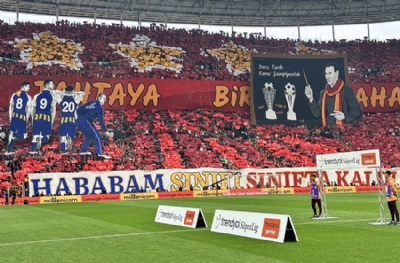 Koreografiden çok derbi öncesi şova damgayı çalan efsane şarkılar vurdu