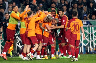 Fenerbahçeliler pes etti! İşte Galatasaray'ı kutlayan ünlüler kervanı 