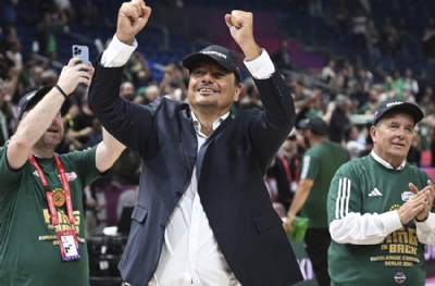 Galatasaraylı Ergin Ataman'da Atina'da üstü açık otobüste şampiyonluk kutluyor 