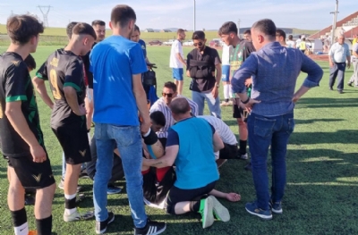 Maç sırasında 2 futbolcu baygınlık geçirdi