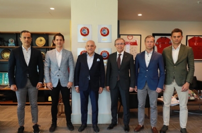 TFF Başkanı Büyükekşi, EURO 2024'e gidecek hakemlerle buluştu