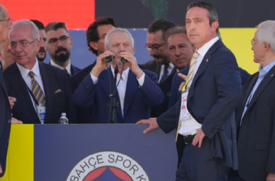 Aziz Yıldırım kürsüye yürüdü, Ali Koç karşısına çıktı! İşte o anlar