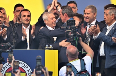 Ali Koç 3 yıl daha Fenerbahçe başkanı! Aziz Yıldırım ilk kutlayan oldu