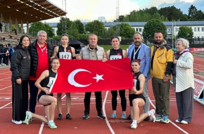Milliler 4x100'de dünya rekoru kırarak şampiyon oldu