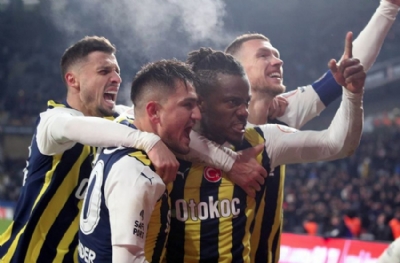 Fenerbahçe taraftarı kapısında yatıyordu! Şimdi gitsin diye yalvarıyorlar