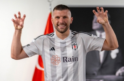 Kartal, Ante Rebic'i gönderiyor