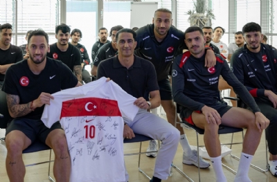 Hakem Serdar Gözübüyük'ten millilere sunum	