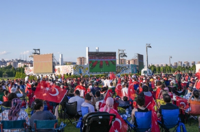Almanya'da meydanlar doldu taştı