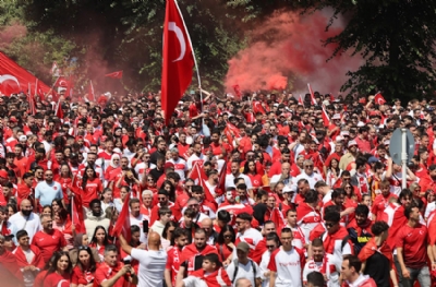 Dortmund işgal altında! 30 bin Türk, ünlü Westfalen stadını kuşattı