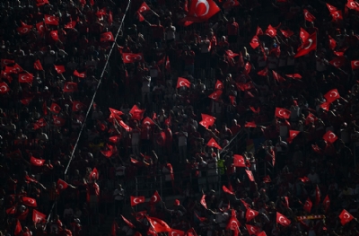 Türk bayrağına uzanan eller kırılır! 30 kişilik nazi artıklarına geçit yok 