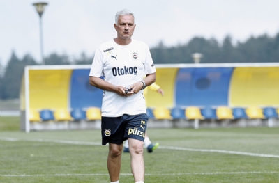Büyük buluşma gerçekleşti! Fenerbahçe taraftarı Mourinho'suna koştu