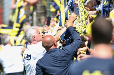 Mourinho taraftarlarla  iç içe