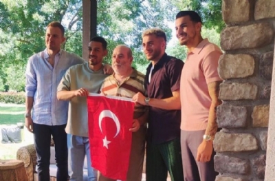 Milliler 'Bayrak asan dayı' ile bir arada