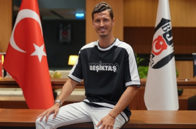 Beşiktaş, Salih Uçan'la sözleşme yeniledi!  30 yaşındaki orta sahaya 2+1 yıllık imza