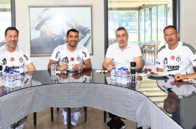 Tesise gelen teknik direktör Van Bronckhorst görevinin başına geçti
