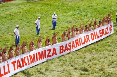  MİLLİ TAKIM HABERLERİ | Erler çıktı Kırkpınar meydanına, Millilere Bozkurt Selamı gönderdi 