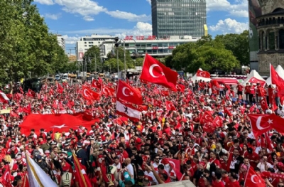 Alman polis, Türk taraftarlar olay çıkarsın diye ortamı germeye çalışıyor! 