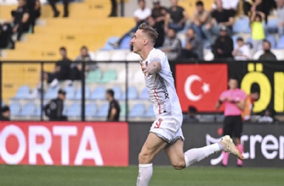 Adam Buksa'dan çalım 