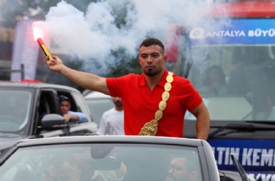 Başpehlivana Antalya'da coşkulu karşılama