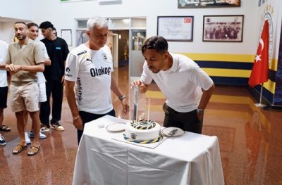 İrfan Can Kahveci'ye sürpriz kutlama