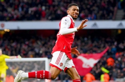 West Ham Reiss Nelson'a kancayı taktı