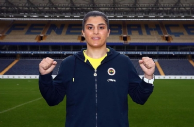 Trabzon'da Fenerbahçeli Busenaz Sürmeneli'nin otobüs durağı yerinden söküldü