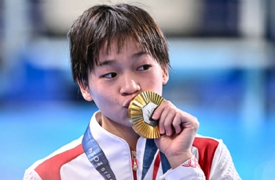 Senkronize 10 metre platform atlamada şampiyon Hongchan Quan 