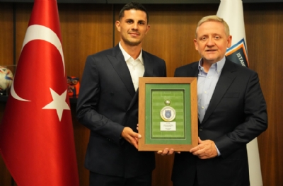 Göksel Gümüşdağ, Konyaspor'a transfer olan Aleksic'e plaket takdim etti