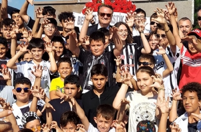 Beşiktaş Başkanı Arat 'Büyük Taarruz'u anıp taraftarlarla buluştu