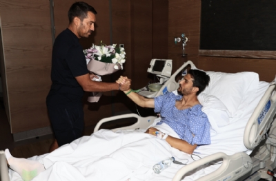 Giovanni van Bronckhorst ve futbolculardan, Necip Uysal'a ziyaret