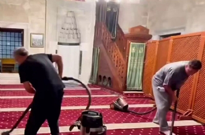 Mesut Özil cami temizledi