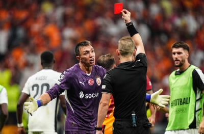  Muslera gol attı diye rakip oyuncuyu tekmeledi! Büyük ceza gündemde