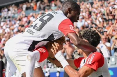 Eintracht Frankfurt rahat kazandı!