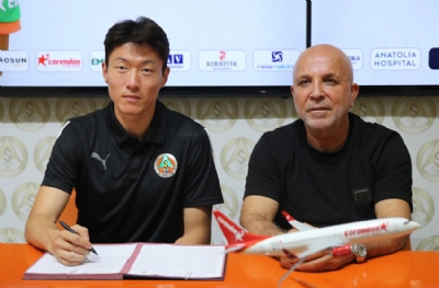 Alanyaspor, Ui-jo Hwang için imza töreni düzenledi