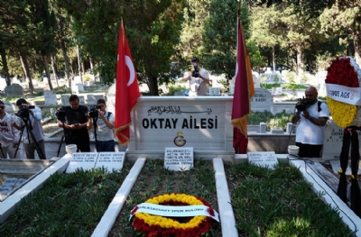 Galatasaray Metin Oktay'ı kabri başında andı
