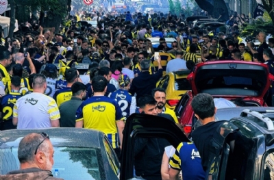 Yoğurtçu Parkı'nda tarihi gün! Fenerbahçeli taraftarlardan 'Ali Koç istifa' yürüyüşü