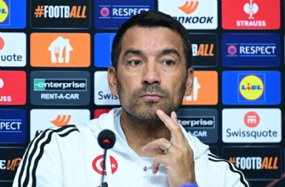  Giovanni van Bronckhorst'tan Frankfurt maçı açıklaması! 'Geçmişim var'