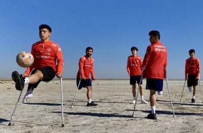 Ampute Milli Futbol Takımı'ndan farkındalık yaratan antrenman