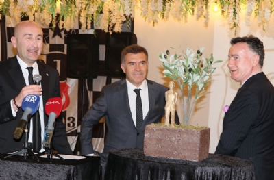 Hüseyin Yücel, İzmir'de siyah-beyazlılarla bir araya geldi