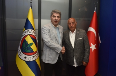 Hakan Safi her yerden bastırıyor! Hem transferde hem masada