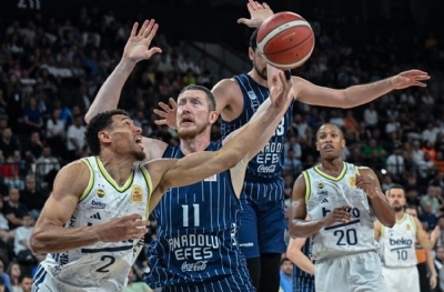 Anadolu Efes - Fenerbahçe Beko: 102-93 (MAÇ SONUCU)