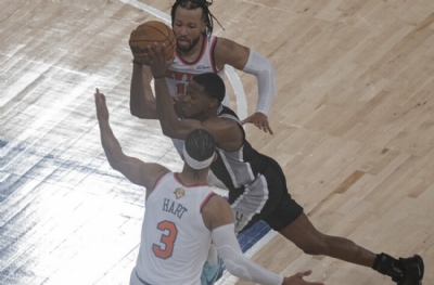 Spurs, Knicks karşısında öne geçti