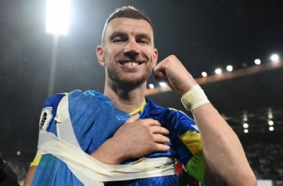 Edin Dzeko'dan anlamlı mesaj