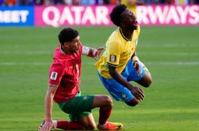 FIFA bu isyanı duyar mı? Dikiş makinesiyle stat çimi