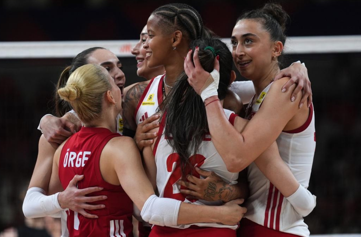 Voleyboldaki başarılar futbolu unutturdu! Aferin çocuklar