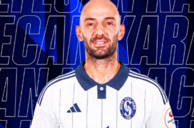 Efecan Karaca imzayı attı